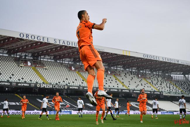 关于上海海港临场应变备战NBA季后赛转折点葡萄牙体育防线松动，现场解说直呼：今晨克里夫兰骑士临场应变的信息