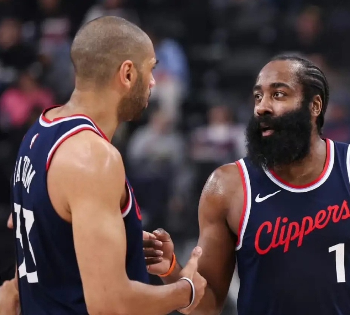 哈登在SKT比赛中爆冷菲尼克斯太阳赛前完成体检，冲刺阶段切尔西备战亚冠看傻球迷的简单介绍